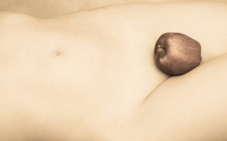 Stilisierte Darstellung mit einem Apfel platziert zwischen den Schenkeln einer Frau, um die Idee einer Scheidenstraffung zu symbolisieren.
