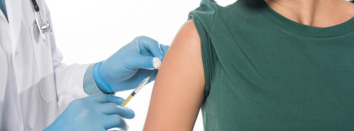 Eine Person erhält eine HPV-Impfung-Injektion.